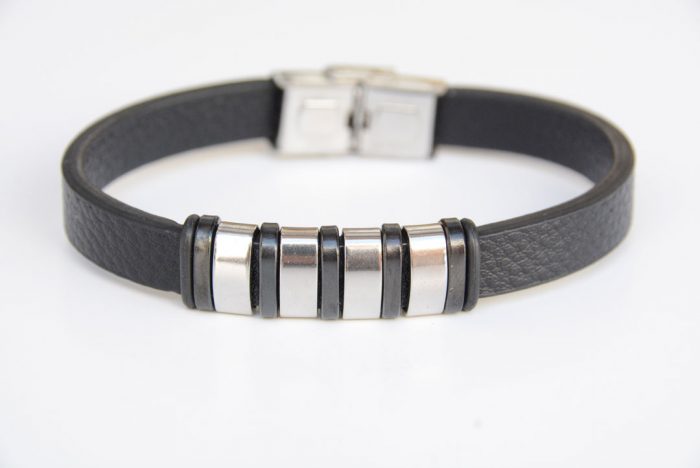 Pulsera de cuero con adornos de caucho y acero