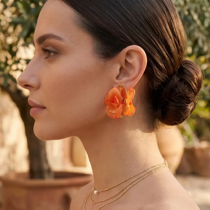 Pendientes Flor Seda Naranja con base dorada, ideal para bodas y eventos Kloreys