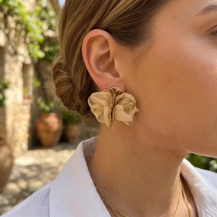 Pendientes en color beige de tul, complemento perfecto para looks de fiesta Kloreys