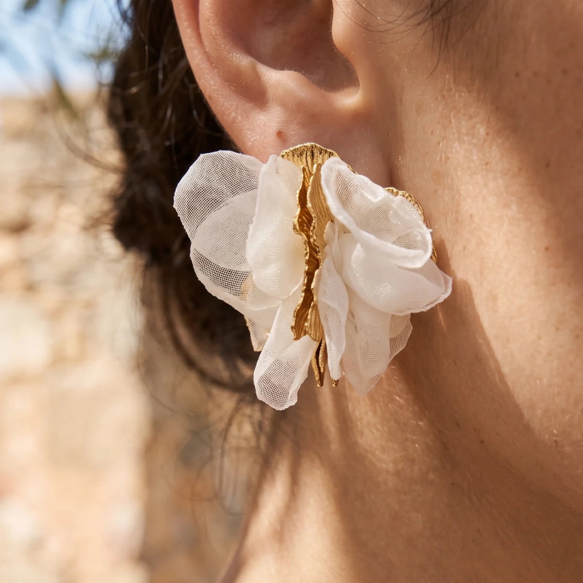Pendientes de seda de color blanco para mujer con detalle dorado en el centro Kloreys