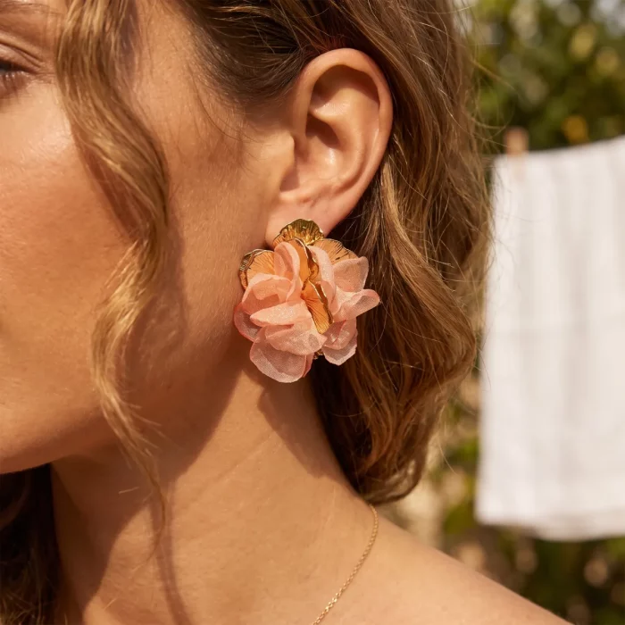 Pendientes de pétalos en color coral, con detalles dorados Kloreys