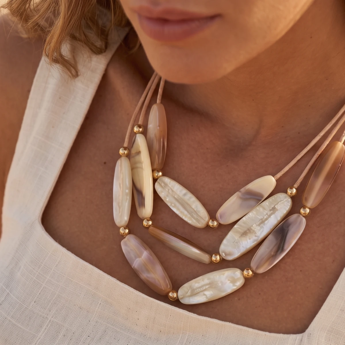 Collar Corto Tres Hileras Beige - Imagen 2