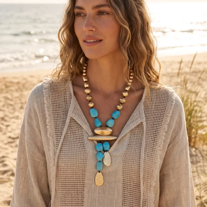 Collar Largo de resina azul con abalorios dorados y colgantes de gota Kloreys