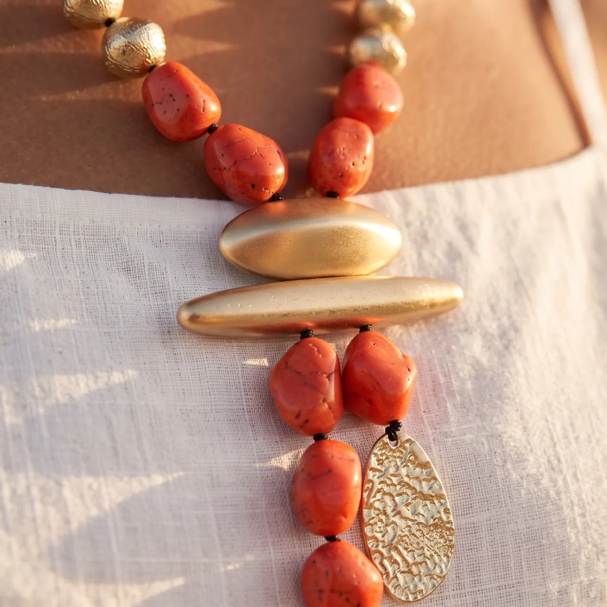 Collar con detalles en coral rojo que imita al coral rojo. Collar ligero fabricado en resina Kloreys