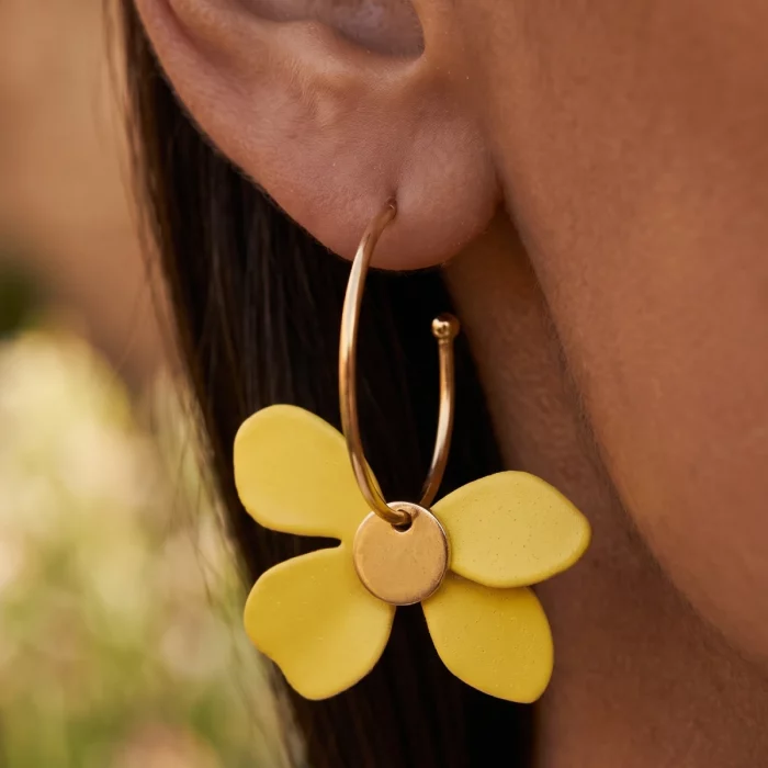 Pendientes de aro con flor de color amarillo, ideales para looks del día a día Kloreys
