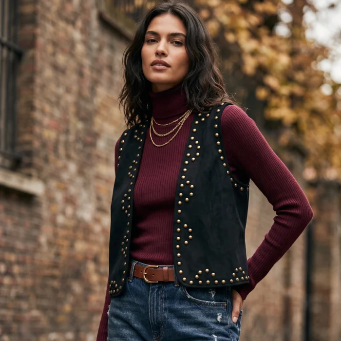 chaleco negro con tachuelas doradas mujer look otoño