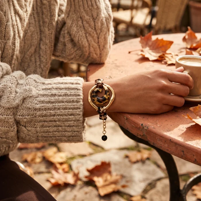 Pulsera Tela Marrón Con Aro Dorado